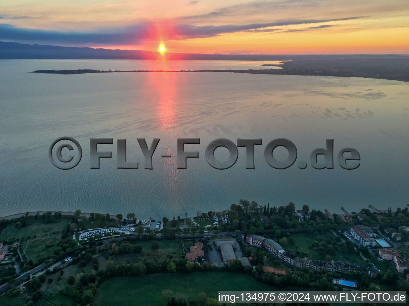 Sonnenaufgang am Barche Bellandi am Gardasee in Desenzano del Garda im Bundesland Brescia, Italien