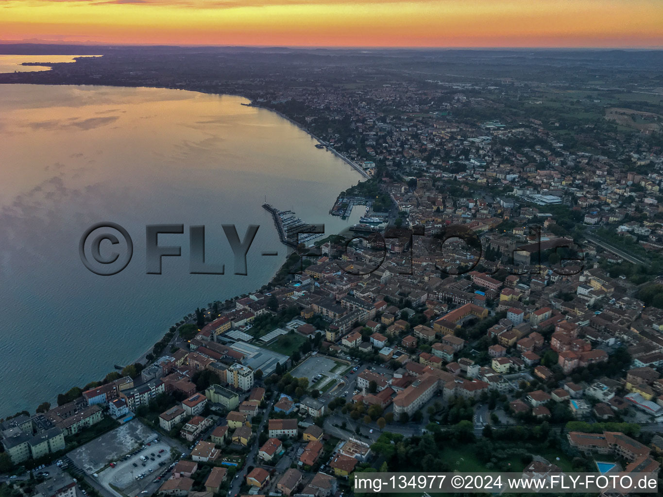 Sonnenaufgang am Gardasee in Desenzano del Garda im Bundesland Brescia, Italien