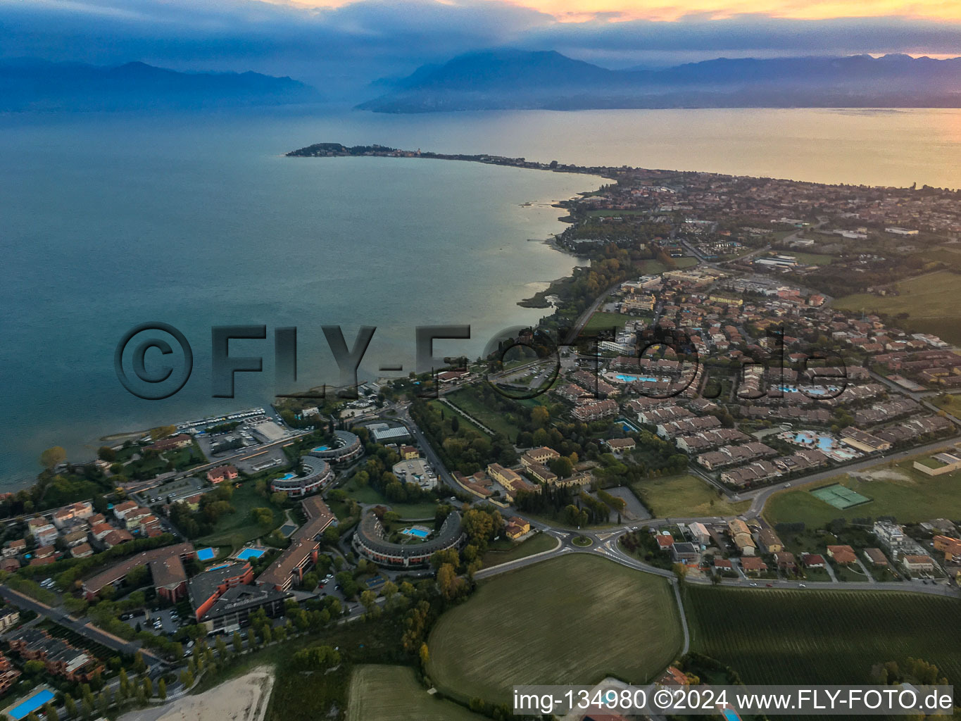 Halbinsel Sirmione am Gardasee im Morgenlicht in Desenzano del Garda im Bundesland Brescia, Italien