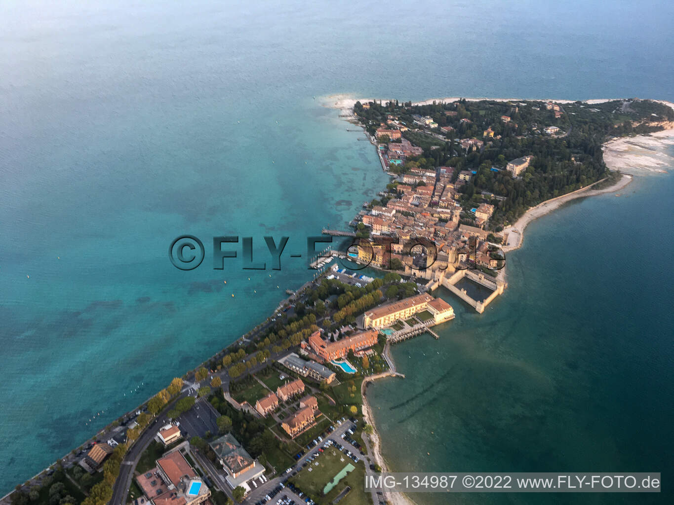 Luftaufnahme von Sirmione im Bundesland Brescia, Italien