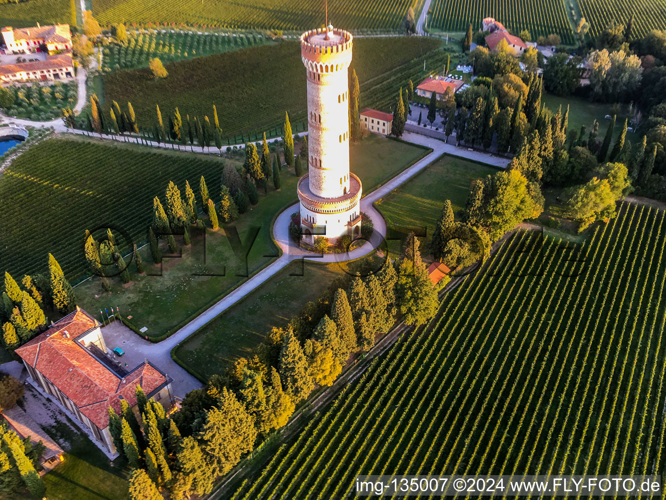 Torre di San Martino della Battagli im Ortsteil Chiodino in Desenzano del Garda im Bundesland Brescia, Italien von oben