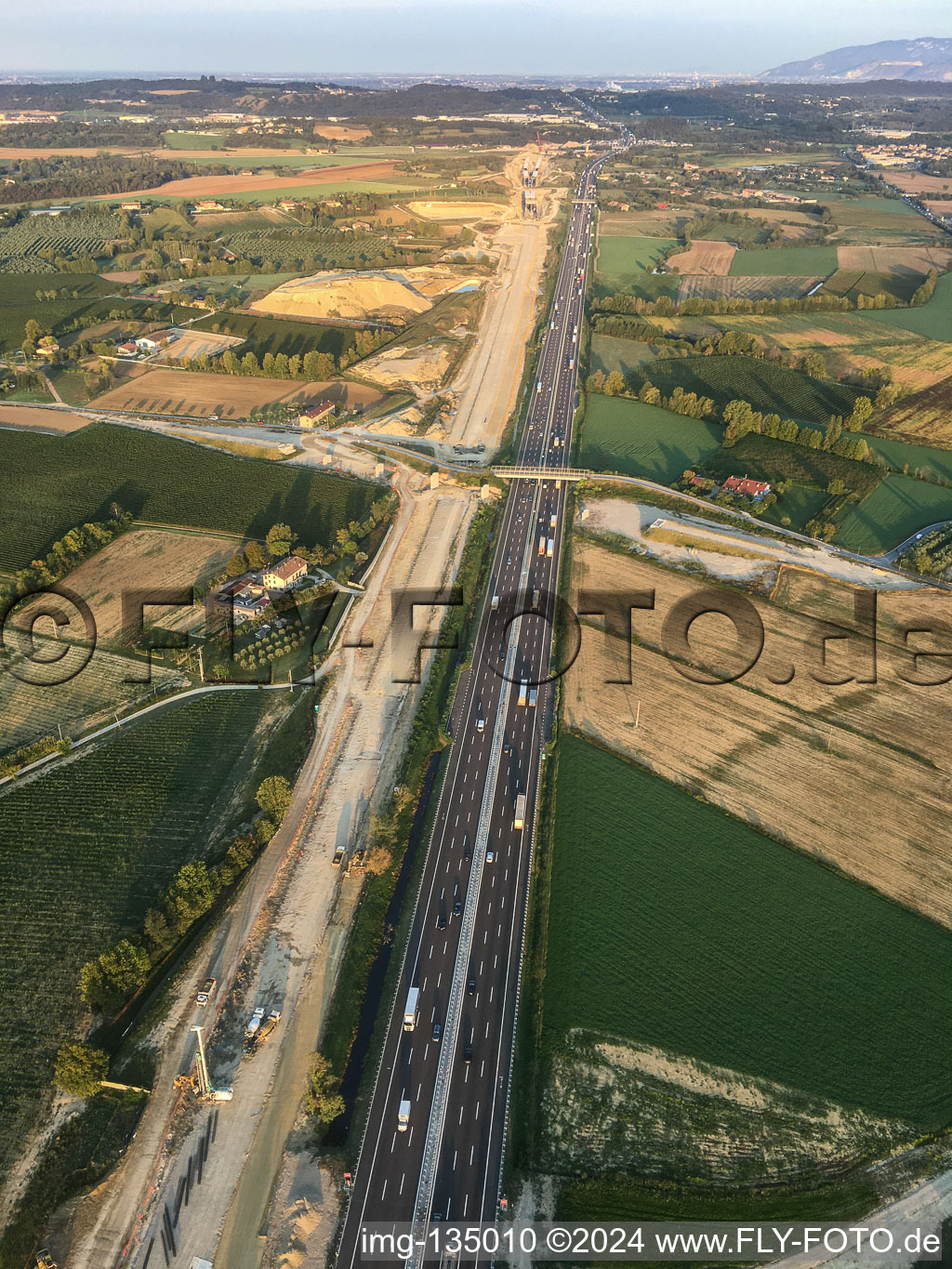 Tunnelbaustelle längs der A4 im Ortsteil Bornade di Sotto in Desenzano del Garda im Bundesland Brescia, Italien