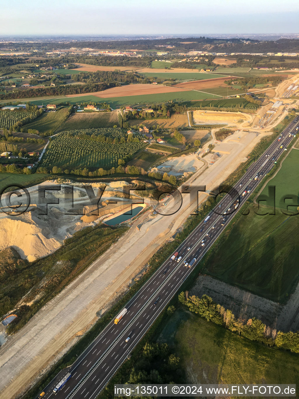 Luftbild von Tunnelbaustelle längs der A4 im Ortsteil Bornade di Sotto in Desenzano del Garda im Bundesland Brescia, Italien