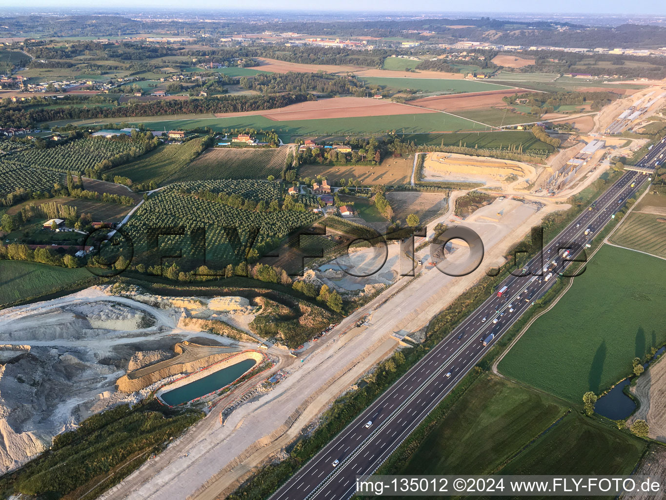 Luftaufnahme von Tunnelbaustelle längs der A4 in Desenzano del Garda im Bundesland Brescia, Italien