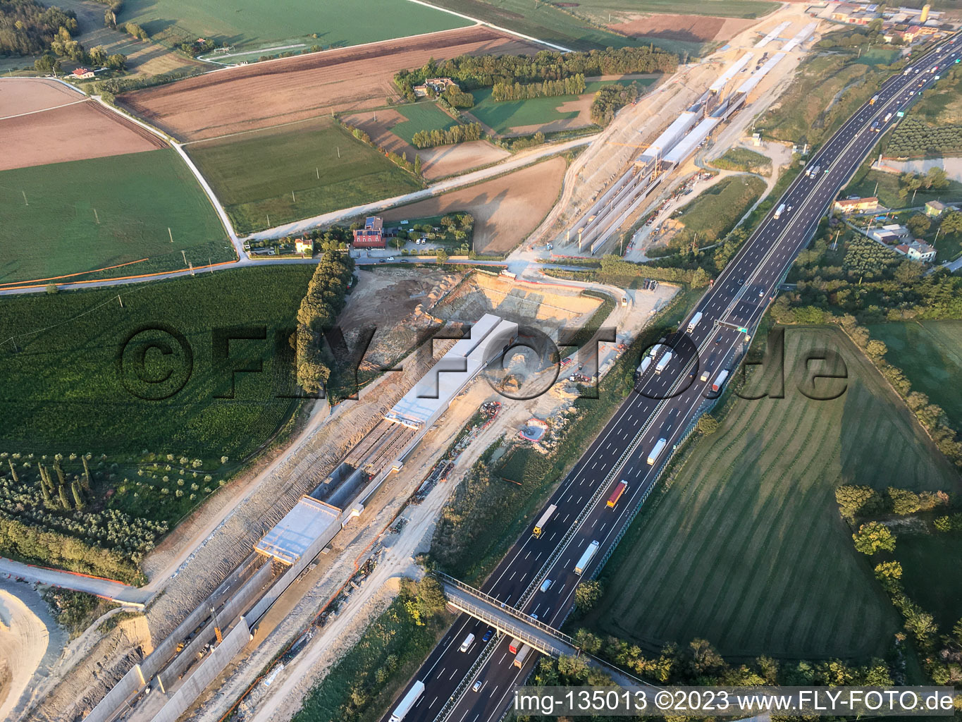 Schrägluftbild von Tunnelbaustelle längs der A4 in Desenzano del Garda im Bundesland Brescia, Italien