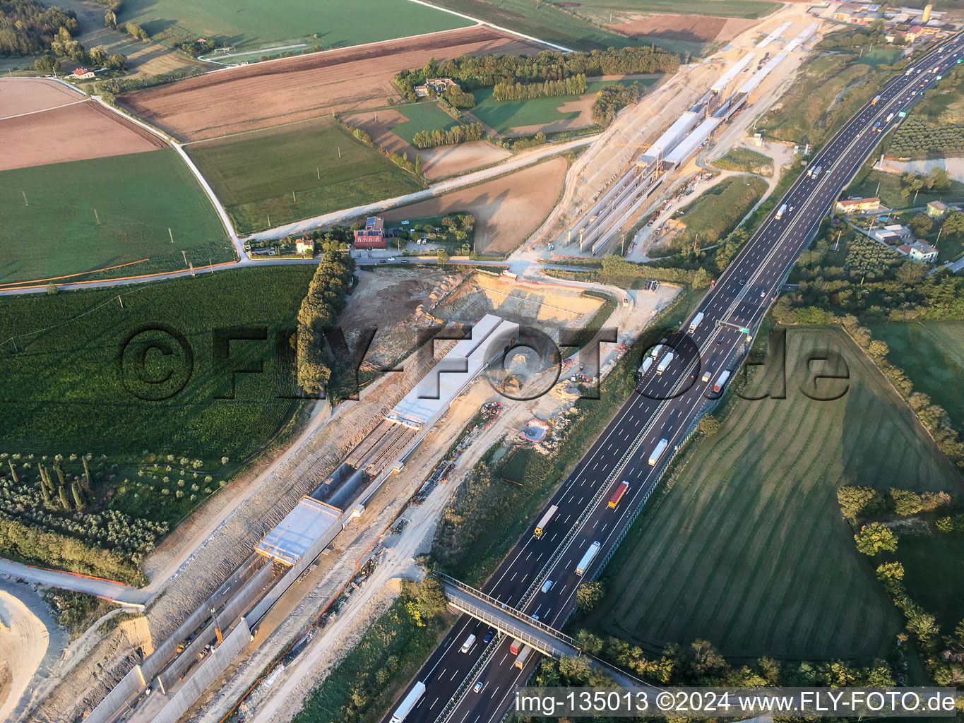 Schrägluftbild von Tunnelbaustelle längs der A4 im Ortsteil Bornade di Sotto in Desenzano del Garda im Bundesland Brescia, Italien