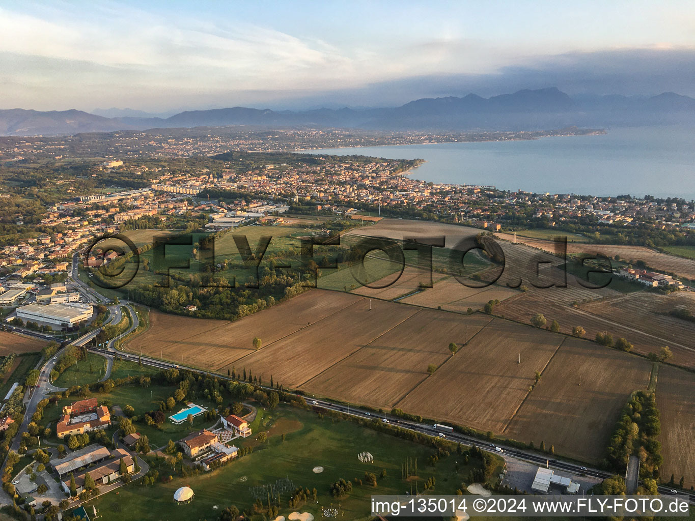 Luftaufnahme von Desenzano del Garda im Bundesland Brescia, Italien