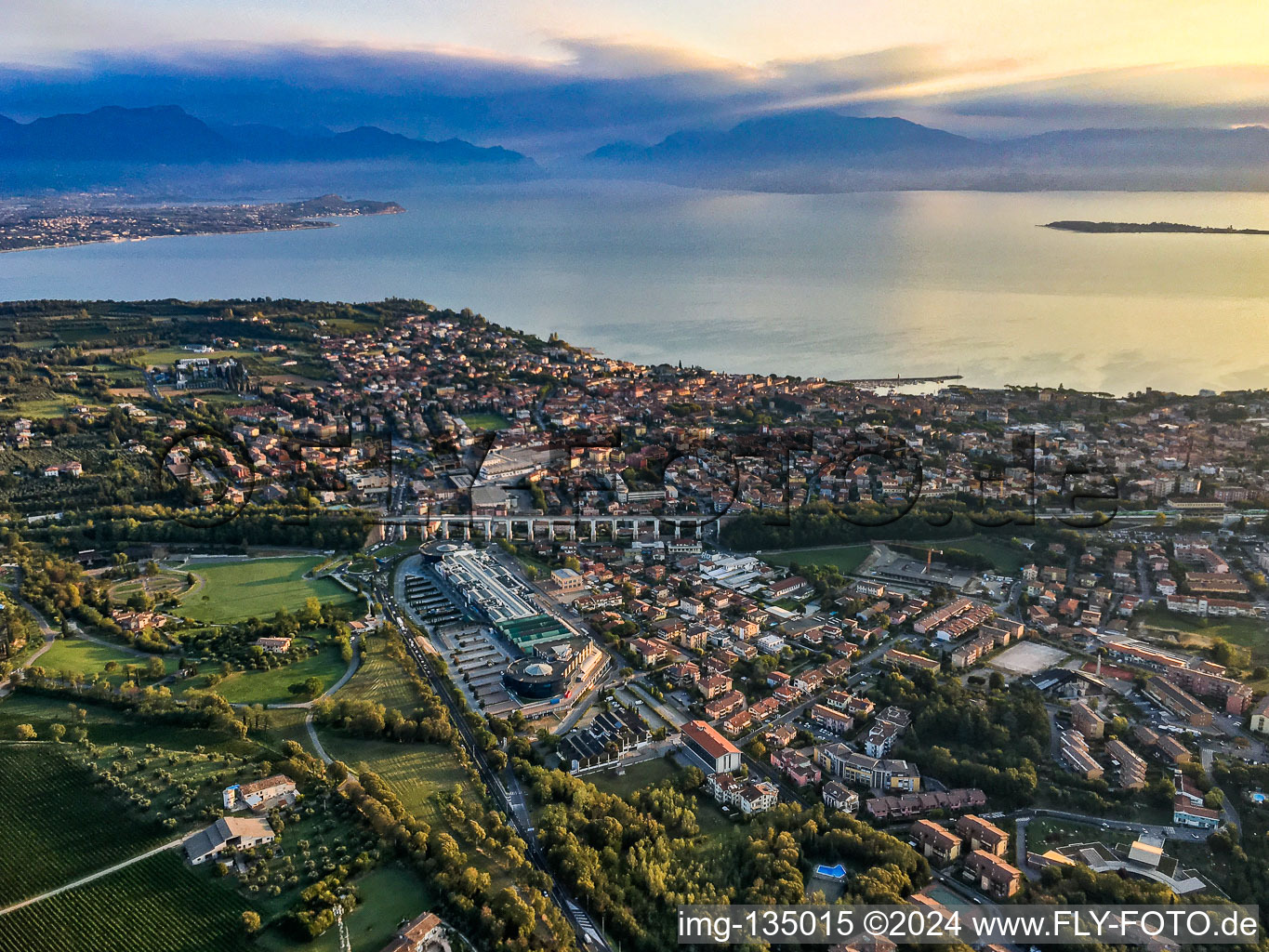 Eisenbahnviadukt  Viadotto ferroviario di Desenzano am Gardasee,  Complesso Commerciale Le Vele in Desenzano del Garda im Bundesland Brescia, Italien