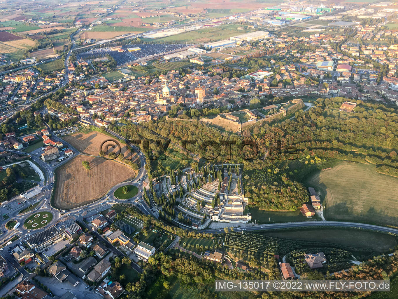 Luftbild von Rocca di Lonato in Lonato del Garda im Bundesland Brescia, Italien