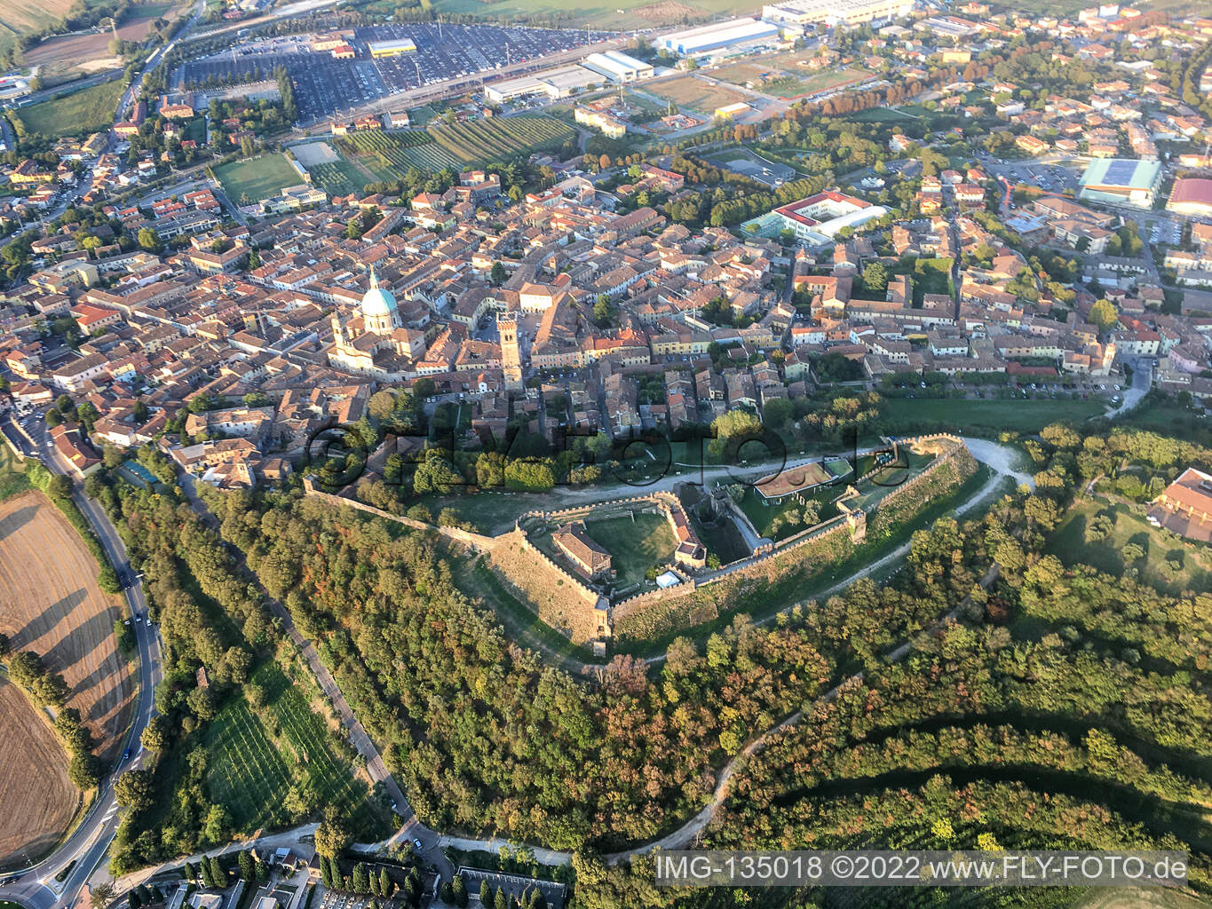 Luftaufnahme von Rocca di Lonato in Lonato del Garda im Bundesland Brescia, Italien