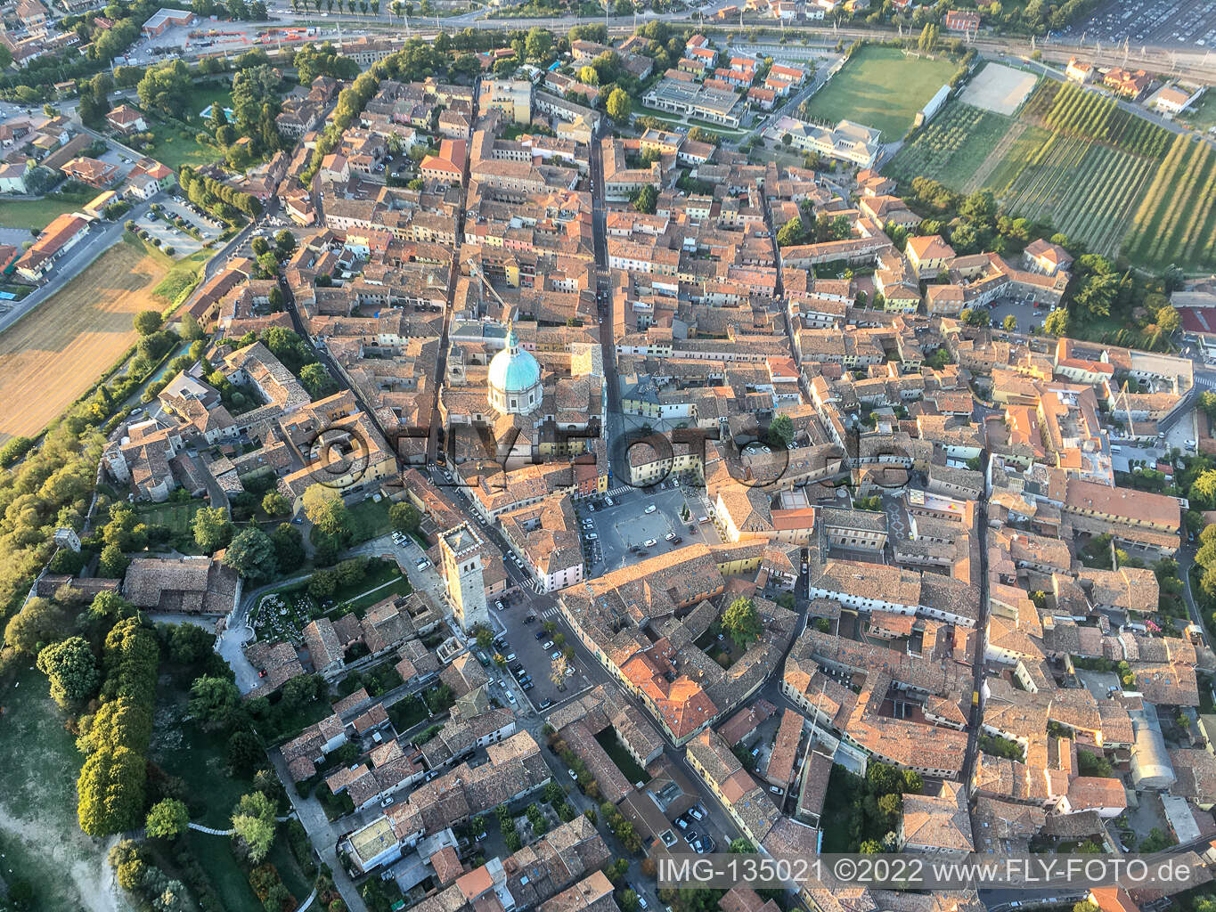 Luftaufnahme von Basilica di San Giovanni Battista in Lonato del Garda im Bundesland Brescia, Italien