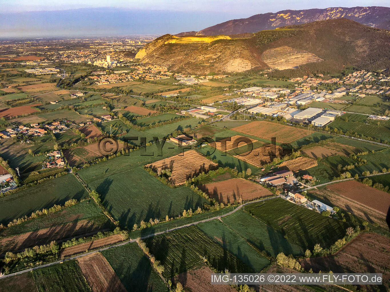 Luftbild von Mamorbrüche bei Mazzano in Nuvolera im Bundesland Brescia, Italien