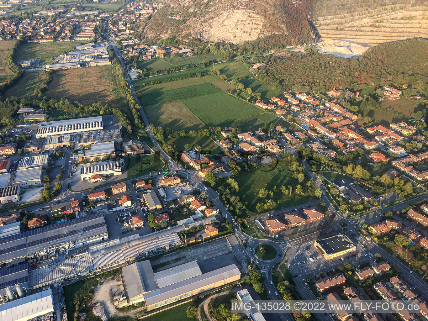 Luftbild von Nuvolera im Bundesland Brescia, Italien