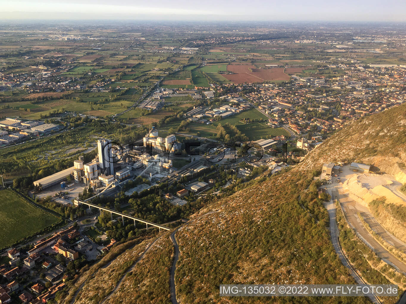 Luftbild von Zementfabrik Italcementi Spa Rezzato im Bundesland Brescia, Italien