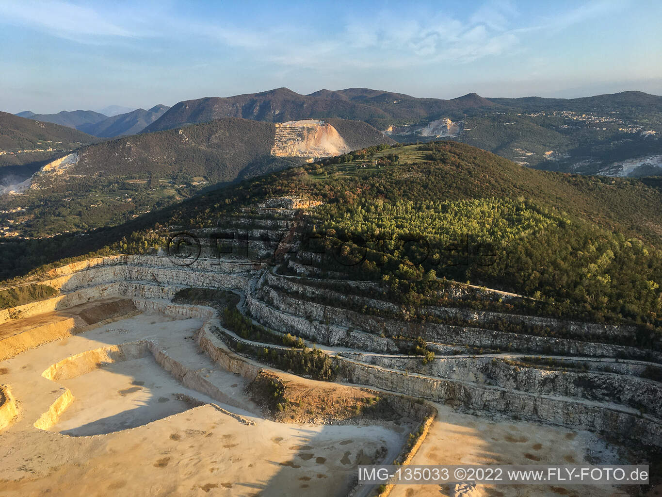 Luftbild von Kalksteinbruch  Cava Italcementi in Mazzano im Bundesland Brescia, Italien