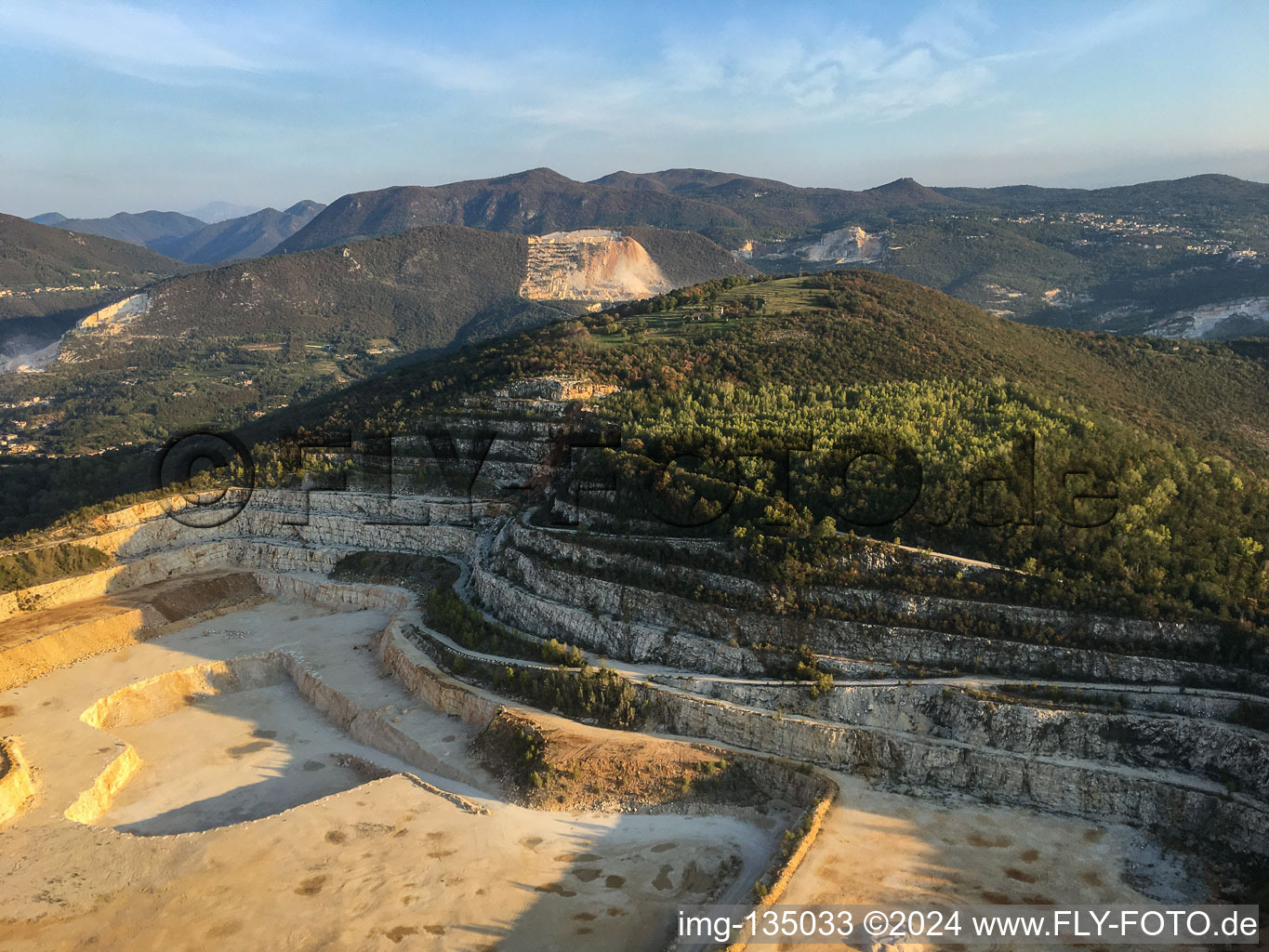 Luftbild von Kalksteinbruch  Cava Italcementi in Mazzano im Bundesland Brescia, Italien