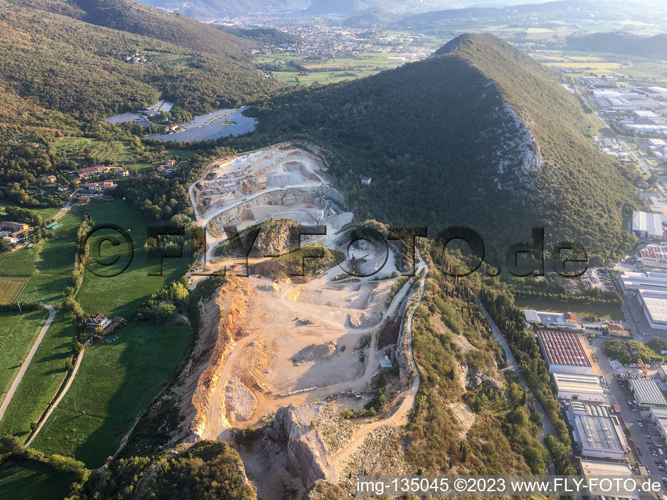 Luftaufnahme von Buco Del Frate in Paitone im Bundesland Brescia, Italien