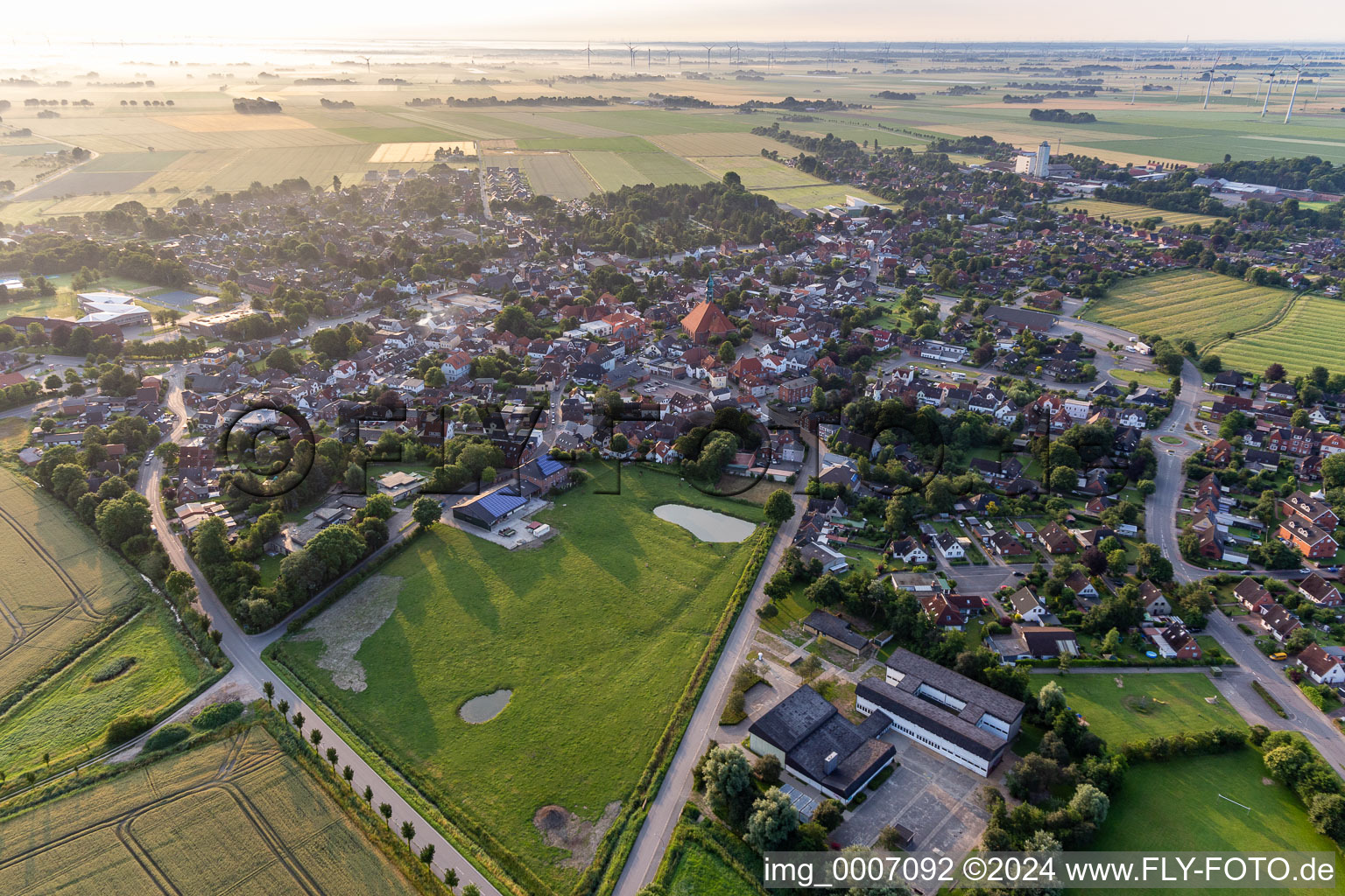 Ortsansicht am Rande von landwirtschaftlichen Feldern und Nutzflächen in Wesselburen im Bundesland Schleswig-Holstein, Deutschland