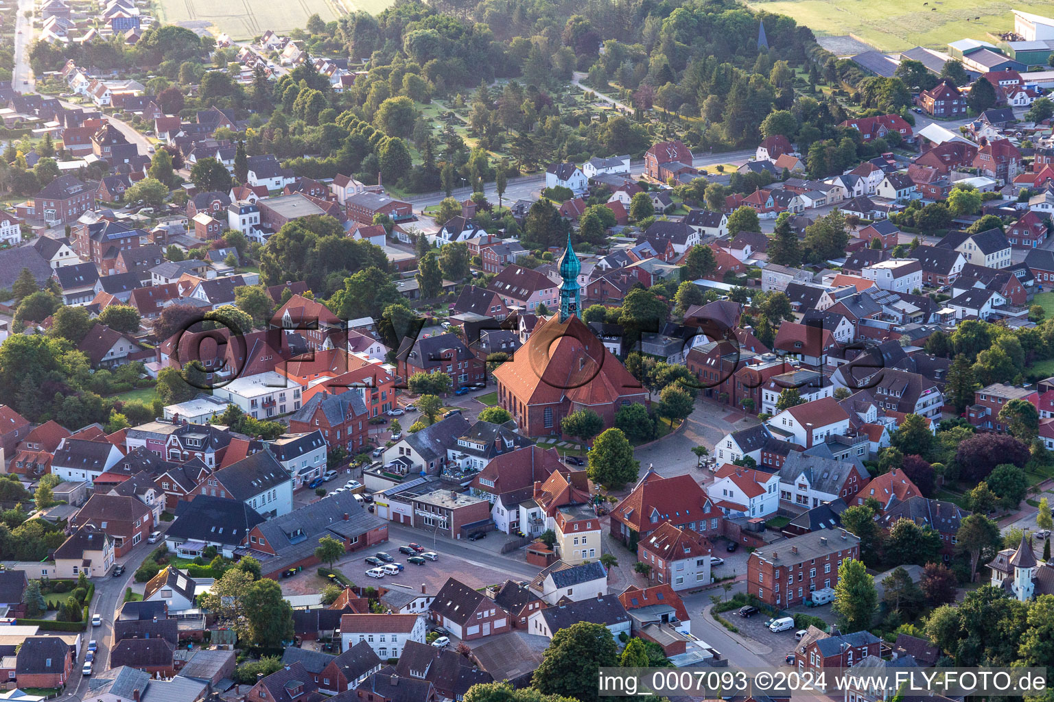 Marktplatz und St. Bartholomäus Kirche in Wesselburen im Bundesland Schleswig-Holstein, Deutschland