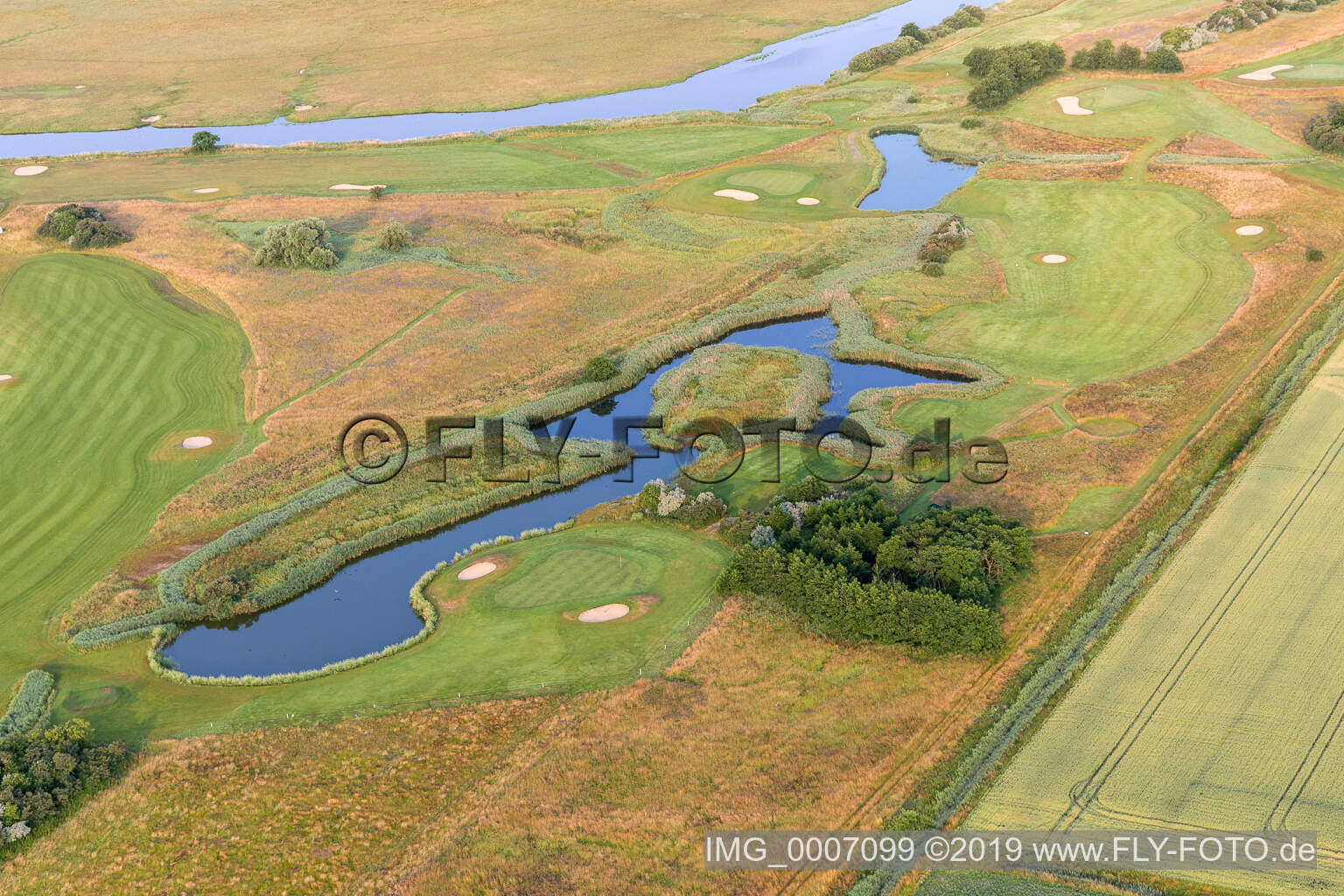 Luftaufnahme von Gelände des Golfplatz des Golfclub Büsum Dithmarschen e.V. in Warwerort im Bundesland Schleswig-Holstein, Deutschland