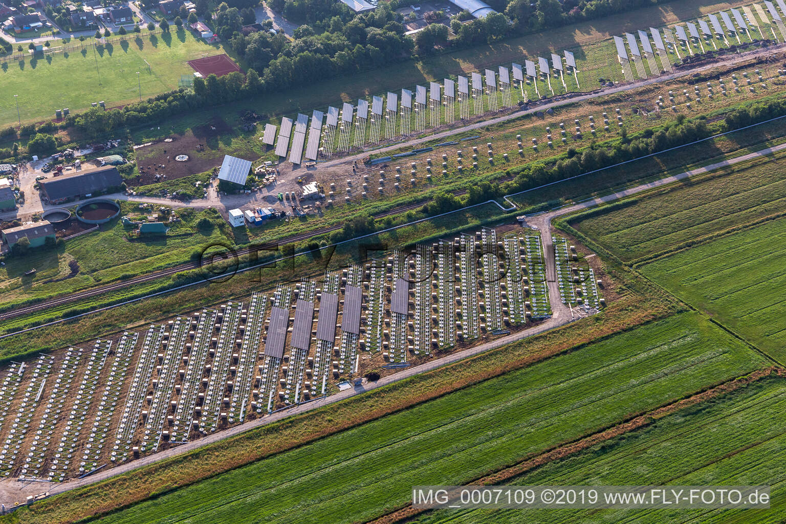 Photovoltaikfeld in Eddelak im Bundesland Schleswig-Holstein, Deutschland
