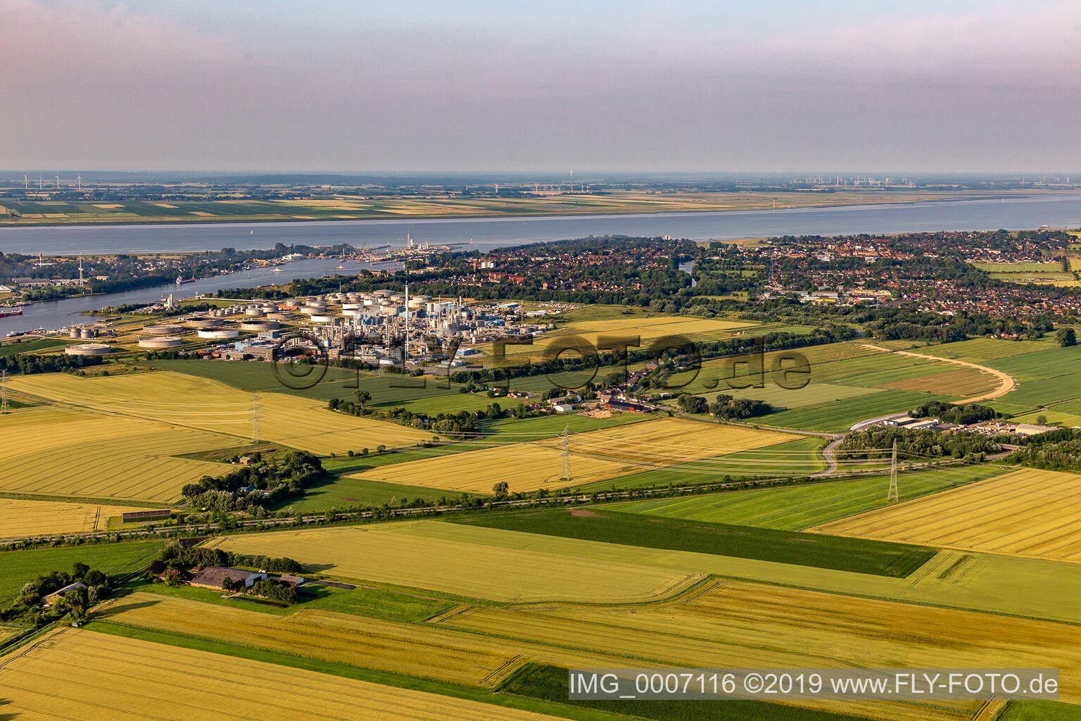 Luftaufnahme von Mündung des Nord-Ostsee-Kanals in die Elbe in Brunsbüttel im Bundesland Schleswig-Holstein, Deutschland