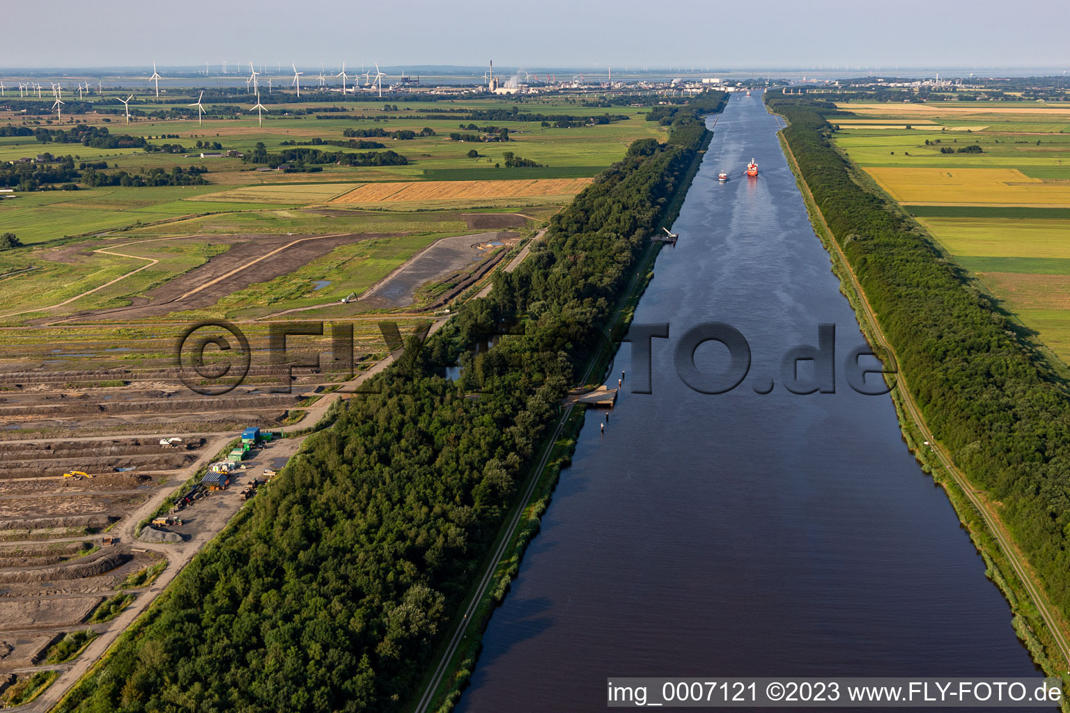 Kanalverlauf und Uferbereiche der Wasserstraße der Binnenschiffahrt Nordostseekanal in Buchholz im Bundesland Schleswig-Holstein, Deutschland