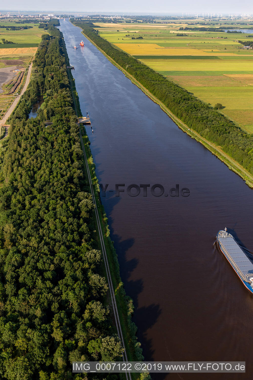 Luftbild von Kanalverlauf und Uferbereiche der Wasserstraße der Binnenschiffahrt Nordostseekanal in Buchholz im Bundesland Schleswig-Holstein, Deutschland
