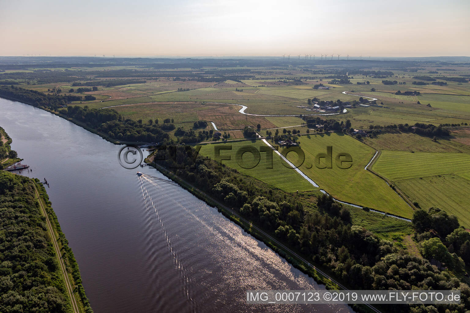 Luftbild von Fähre über den Nord-Ostsee-Kanal in Burg im Bundesland Schleswig-Holstein, Deutschland