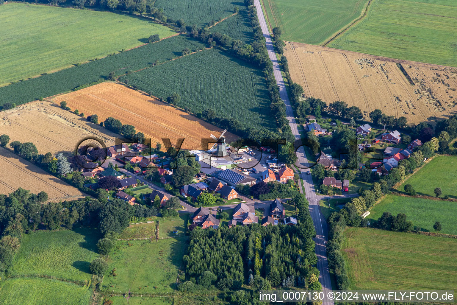 Windmühle bei Hass Landhandel in Süderhastedt im Bundesland Schleswig-Holstein, Deutschland