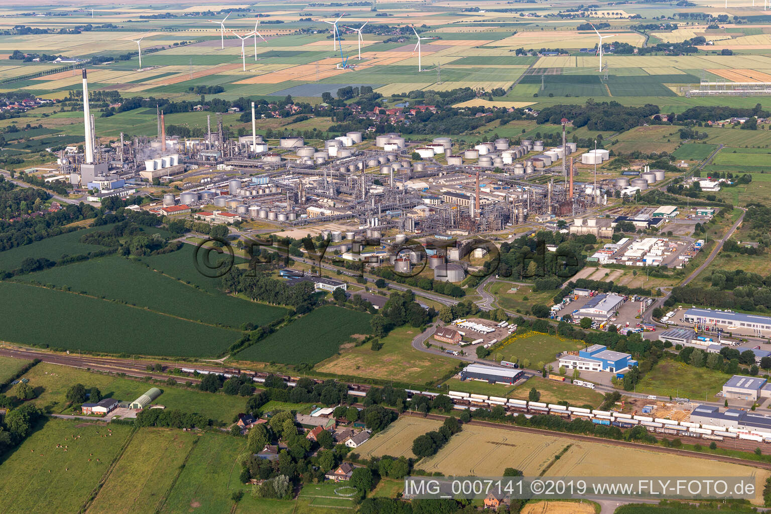 Raffinerie- Anlagen und Leitungssysteme auf dem Werksgelände des Mineralöl- Produzenten Raffinerie Heide GmbH in Hemmingstedt in Lieth im Bundesland Schleswig-Holstein, Deutschland