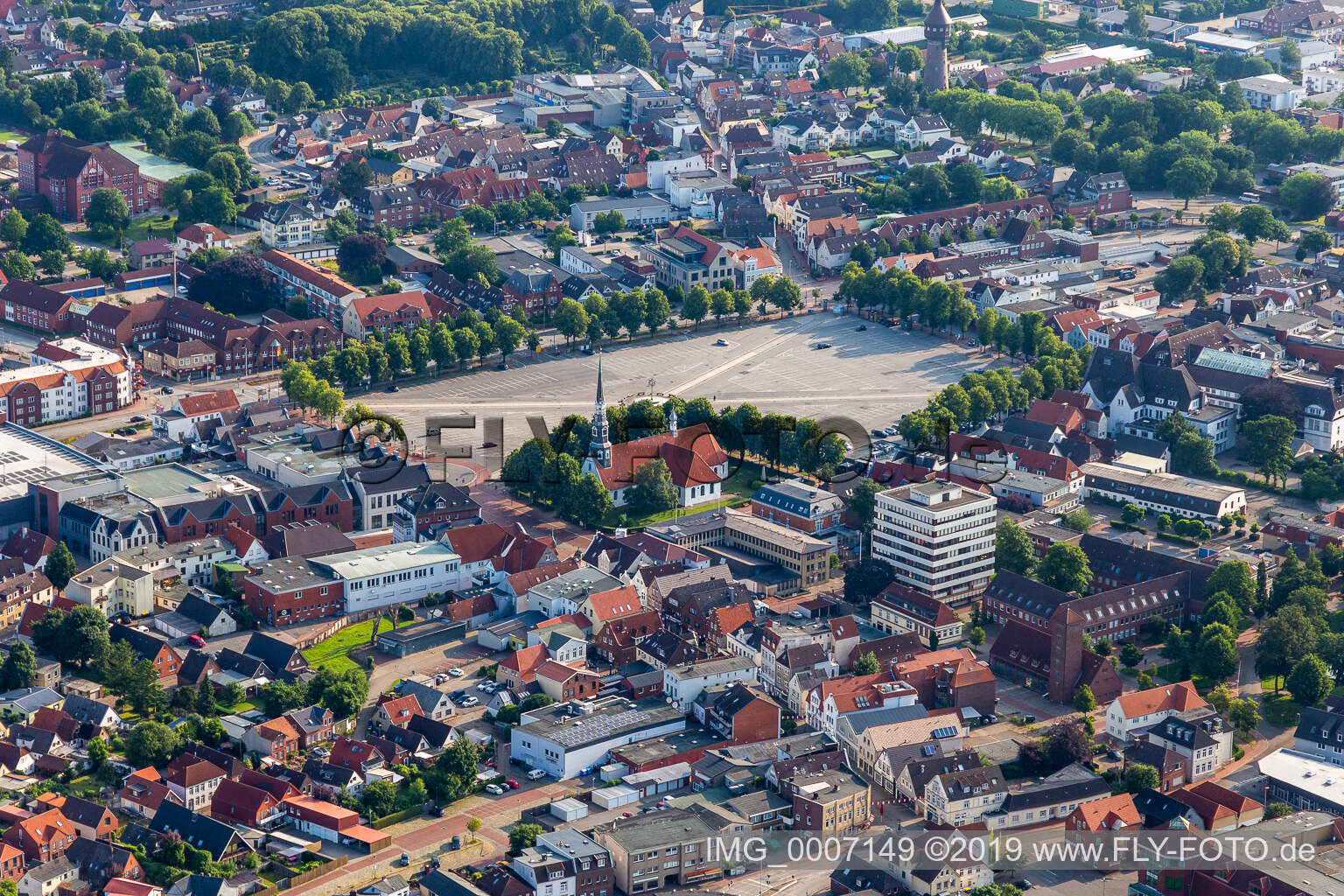 Heider Marktplatz, der größte nicht bebaute Marktplatz Deutschlands im Bundesland Schleswig-Holstein