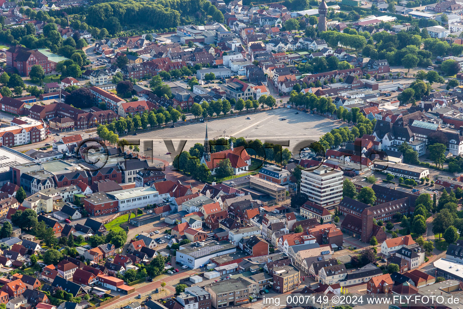 Heider Marktplatz, der größte nicht bebaute Marktplatz Deutschlands im Bundesland Schleswig-Holstein