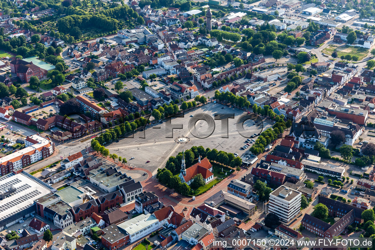 Platz- Ensemble " Heider Marktplatz " im Innenstadt- Zentrum in Heide im Bundesland Schleswig-Holstein, Deutschland