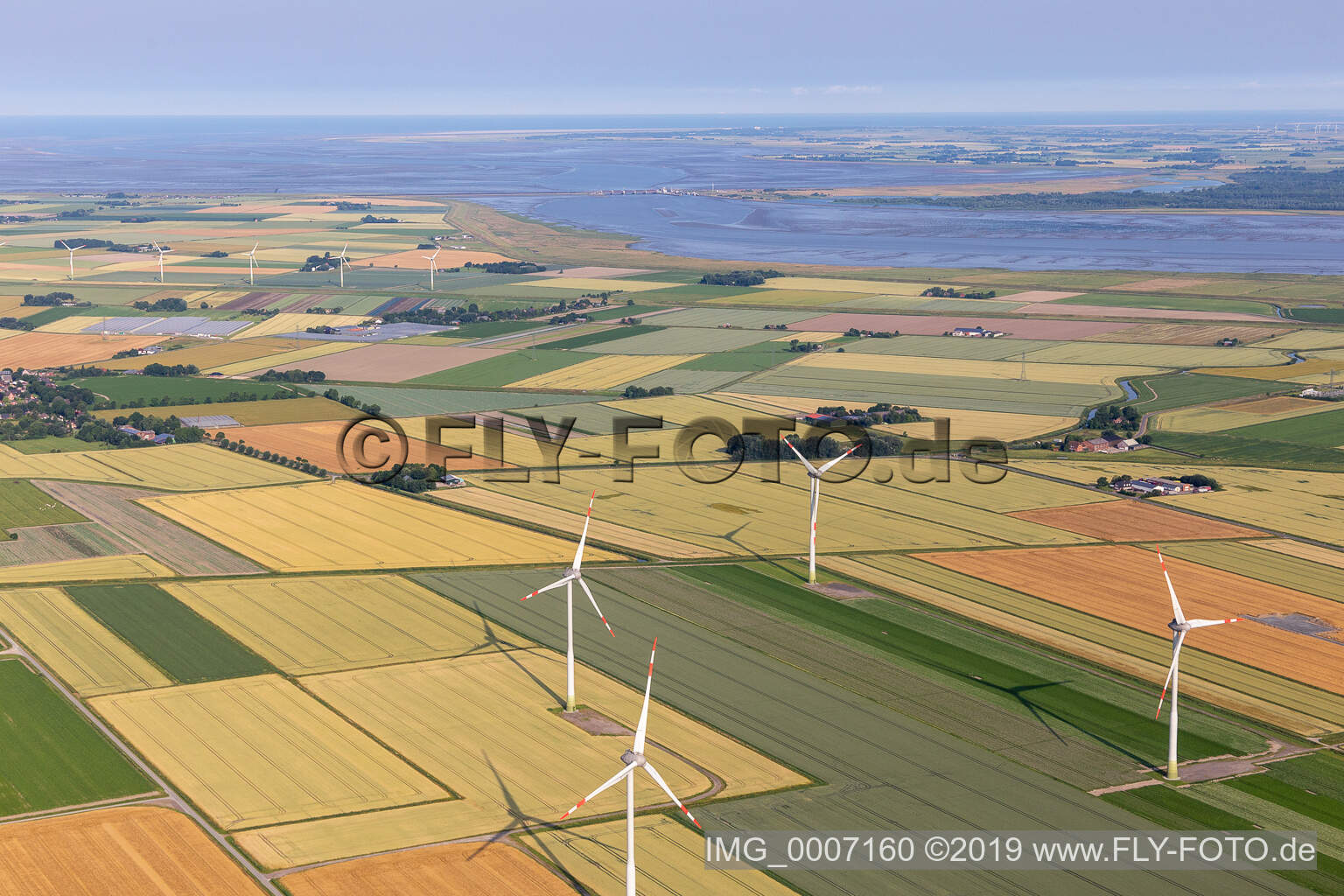 Windparks vor der Eidermündung in Schülp im Bundesland Schleswig-Holstein, Deutschland