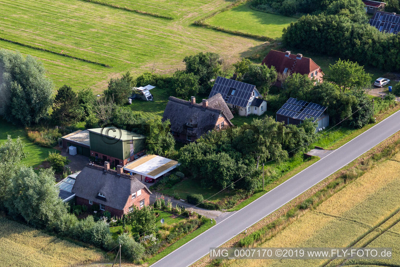 Luftaufnahme von Ehemalige Deichwärterhöfe an der Schülpersieler Straße in Wesselburenerkoog im Bundesland Schleswig-Holstein, Deutschland