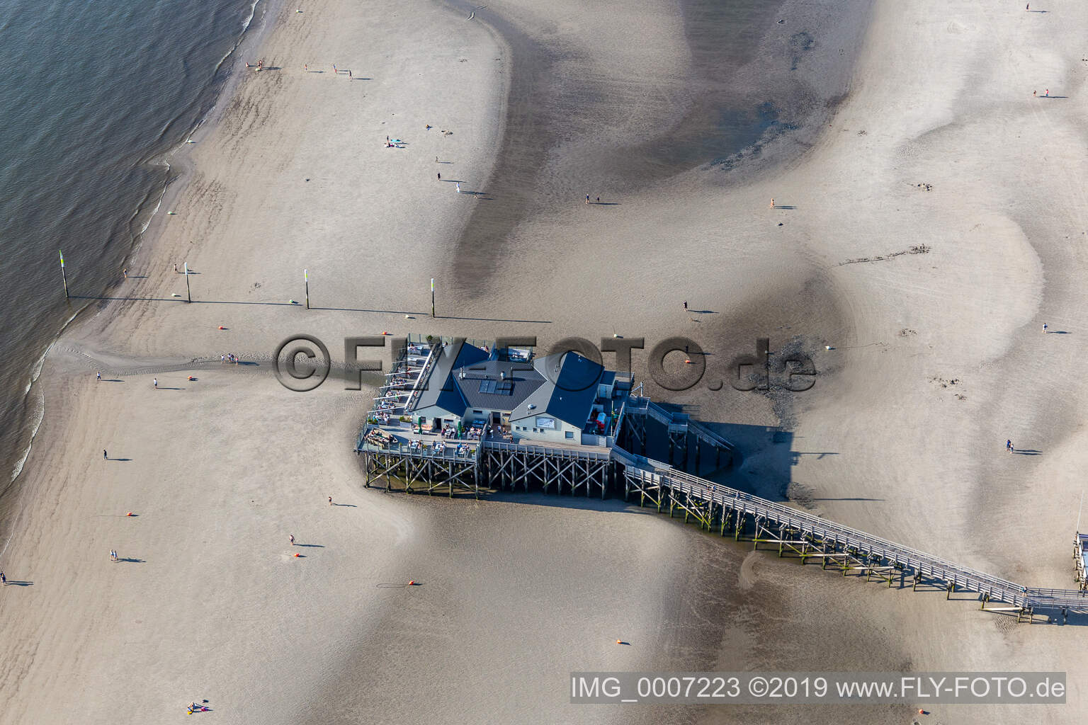 Schrägluftbild von Küsten- Landschaft am Sandstrand der Nordsee in Sankt Peter-Ording im Bundesland Schleswig-Holstein, Deutschland