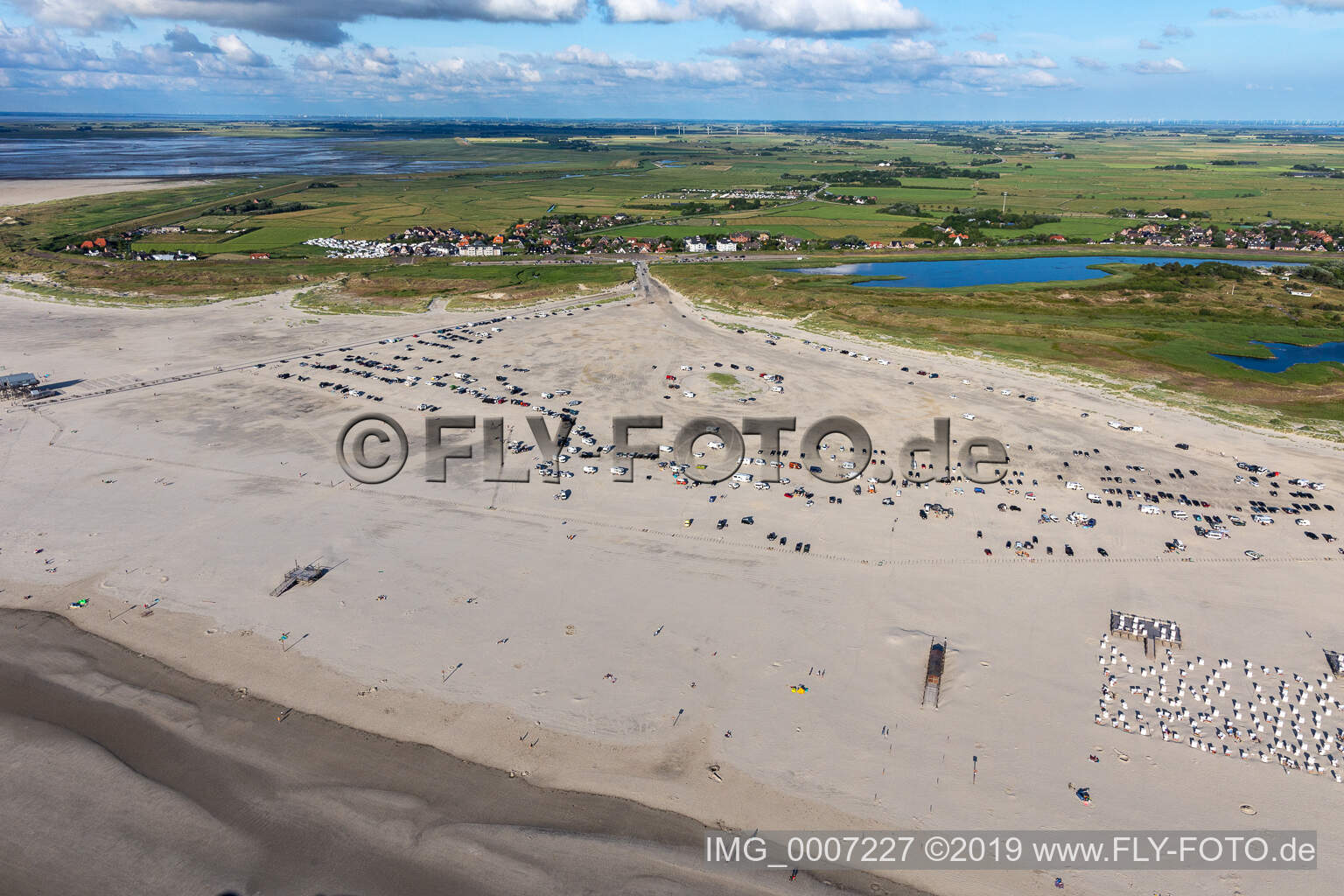 Luftbild von Strandkorb- Reihen am Sand- Strand im Küstenbereich der Nordsee im Ortsteil Sankt Peter-Ording in Sankt Peter-Ording im Bundesland Schleswig-Holstein, Deutschland