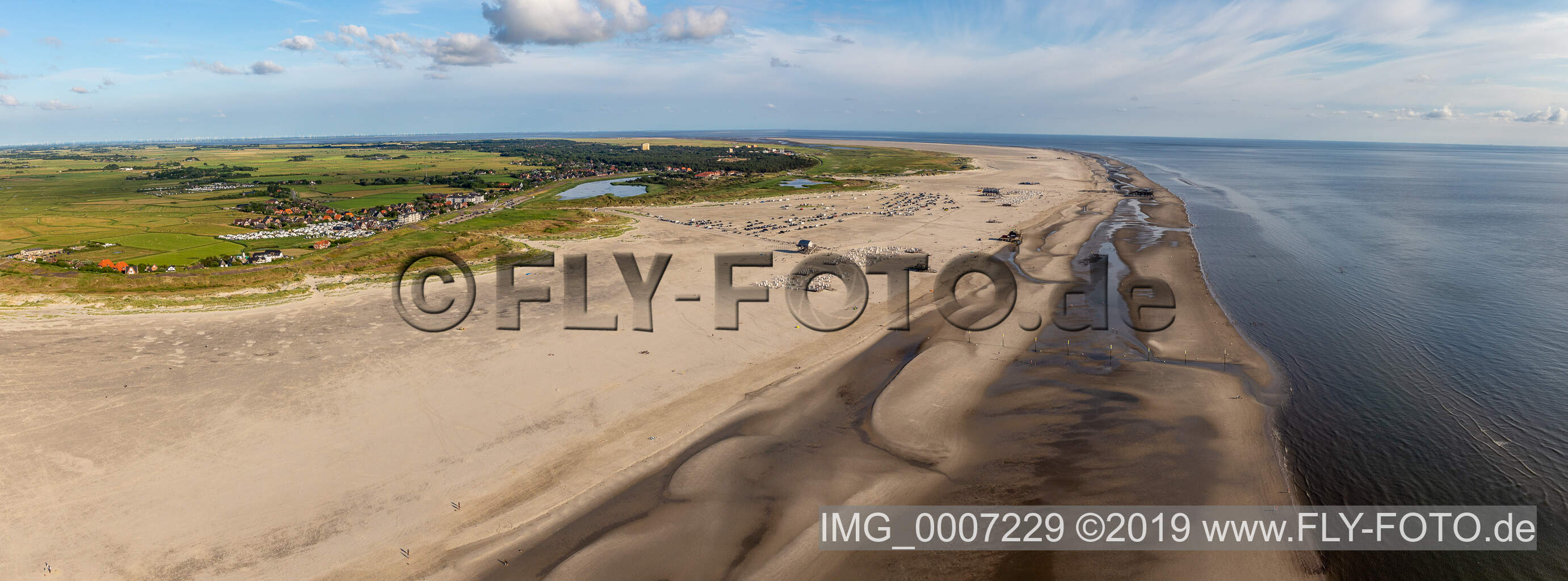 Sandstrand- Landschaft entlang des Küsten- Verlaufes der Nordsee in Sankt Peter-Ording im Bundesland Schleswig-Holstein, Deutschland