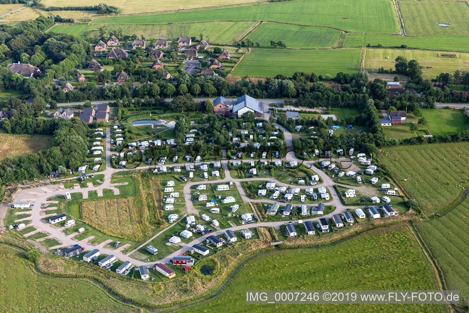 Luftaufnahme von Campingplatz MeerGrün in Tating im Bundesland Schleswig-Holstein, Deutschland
