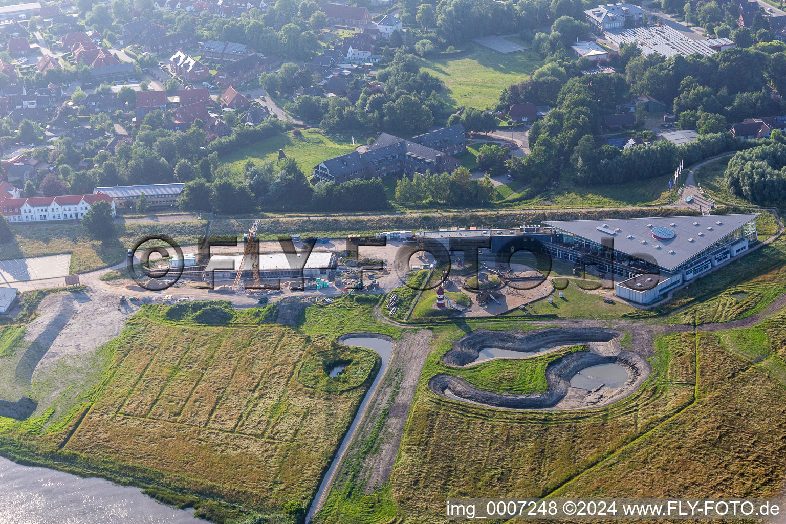 Gebäude des Besucherzentrums Nationalpark-Zentrum Multimar Wattforum mit Baustelle für die neue Otterabteilung in Tönning im Bundesland Schleswig-Holstein, Deutschland