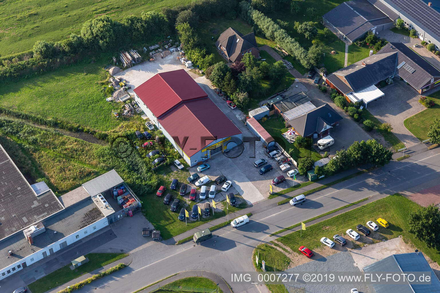Luftbild von Gewerbegebiet Witzworter Straße Autohaus Tramsen in Friedrichstadt im Bundesland Schleswig-Holstein, Deutschland