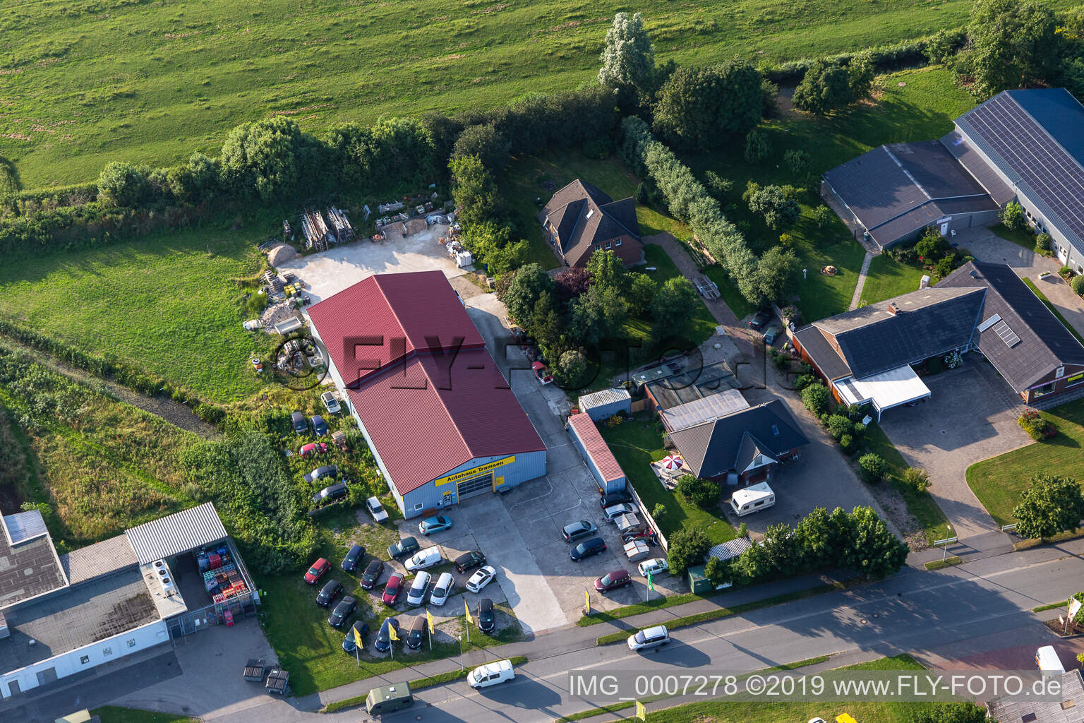 Luftaufnahme von Gewerbegebiet Witzworter Straße Autohaus Tramsen in Friedrichstadt im Bundesland Schleswig-Holstein, Deutschland