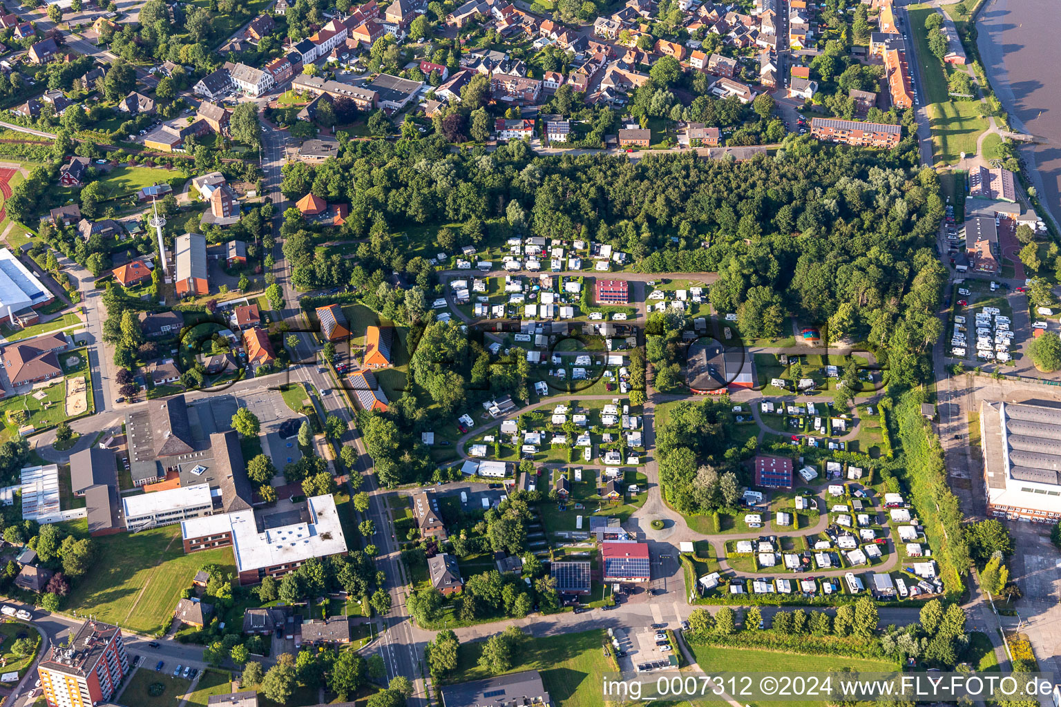 Wohnwagen und Zelte- Campingplatz - und Zeltplatz der Comfort-Camp Eider GmbH im Freizeitpark am Eiderdeich in Tönning im Bundesland Schleswig-Holstein, Deutschland