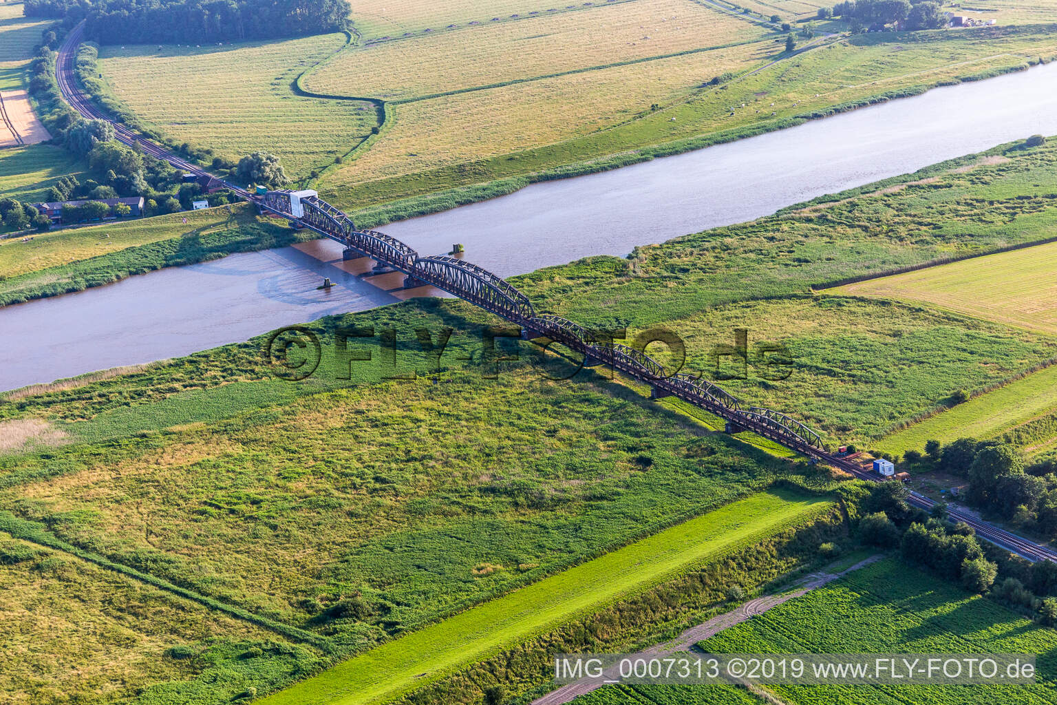Luftbild von Dammsdeich mit Eisenbahnbrücke über die Eider in Koldenbüttel im Bundesland Schleswig-Holstein, Deutschland