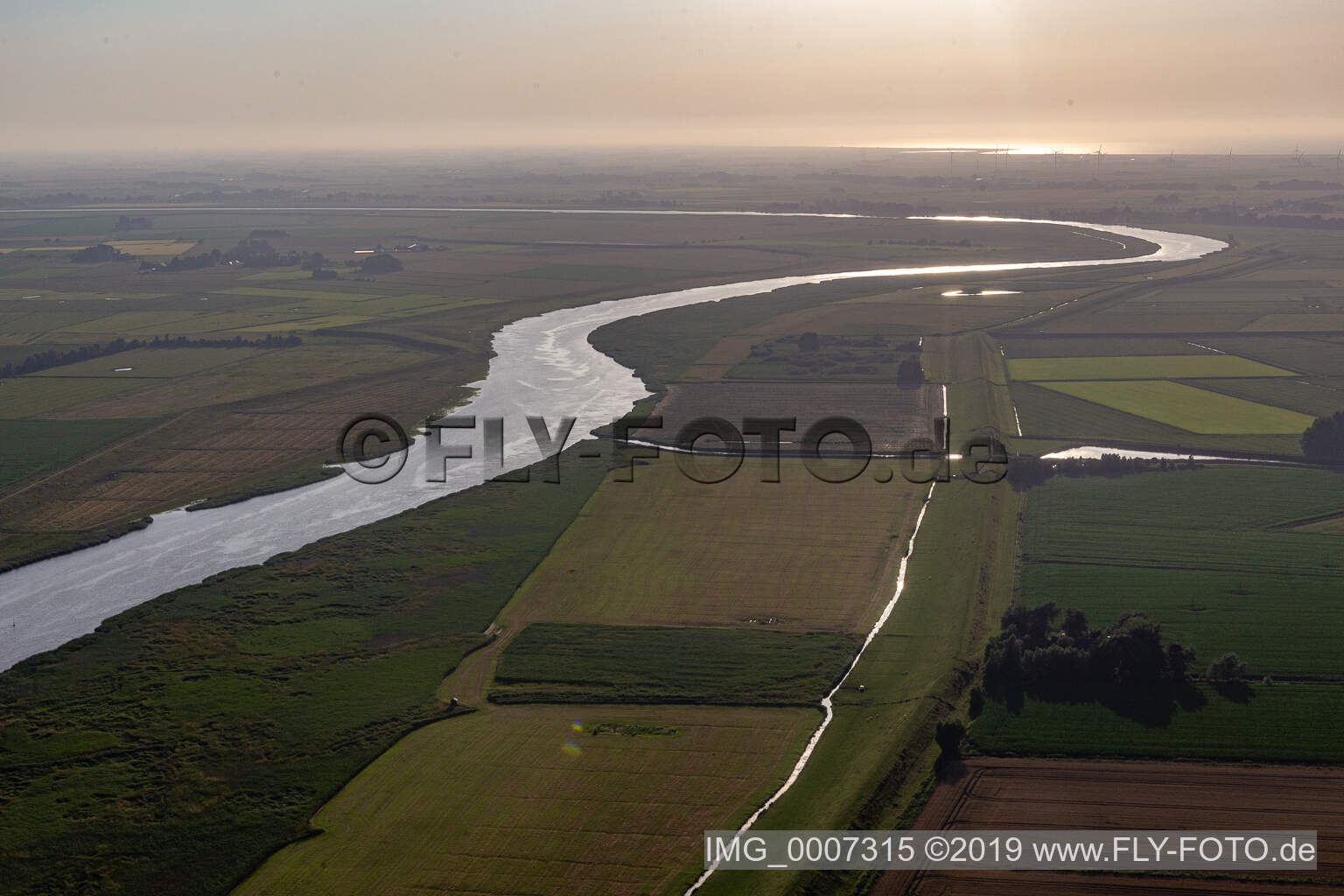Luftbild von Eiderschleife zwischen Dithmarschen und Nordfriesland in Lehe im Bundesland Schleswig-Holstein, Deutschland