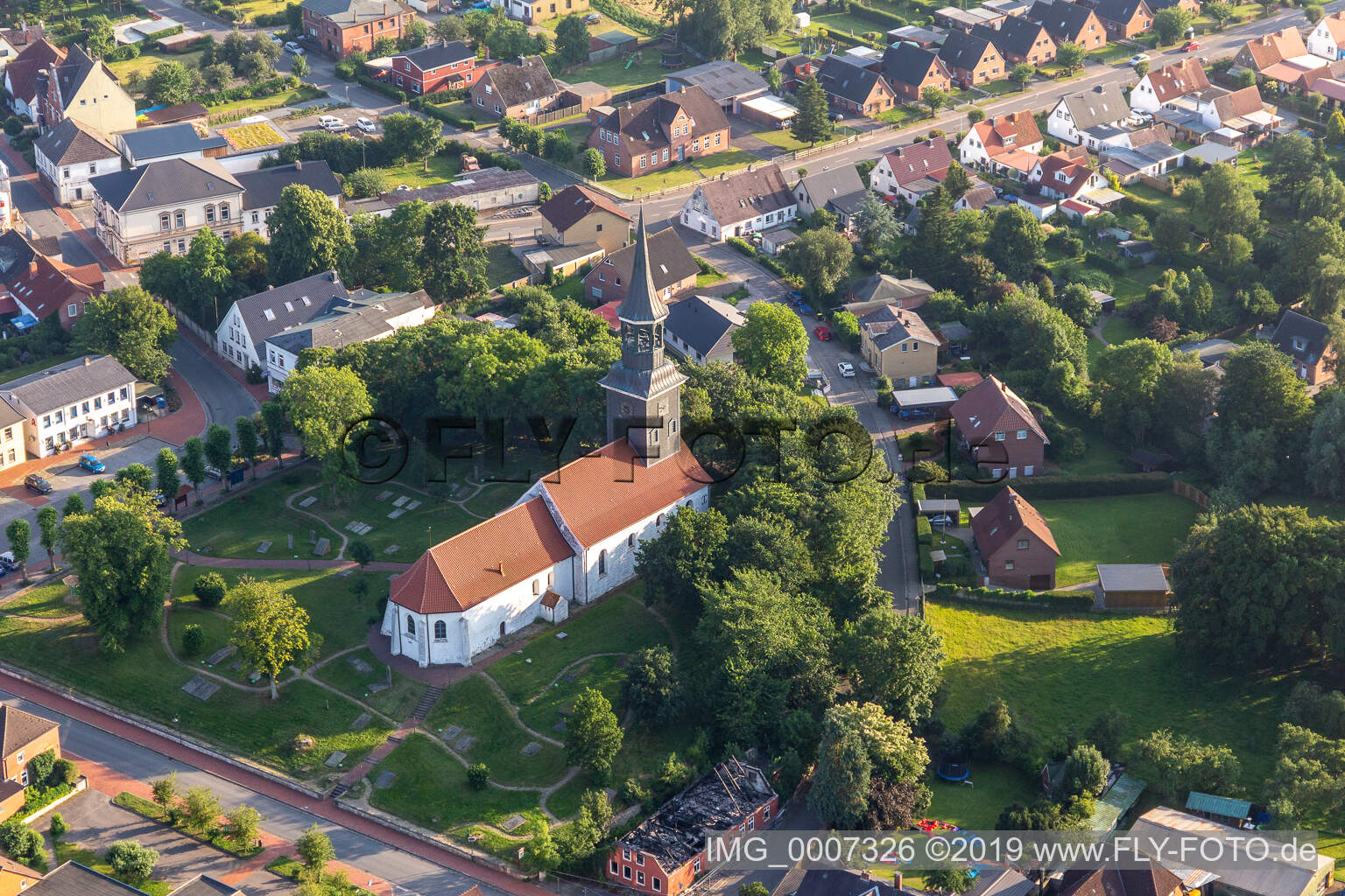 Kirchengebäude der Kirche und Geschlechterfriedhof Lunden im Dorfkern in Lunden im Bundesland Schleswig-Holstein, Deutschland