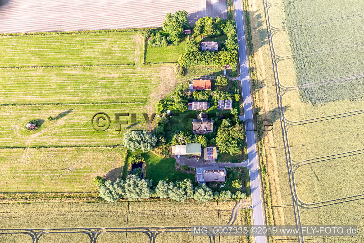 Ehemalige Deichwärterhöfe an der Schülpersieler Straße in Wesselburenerkoog im Bundesland Schleswig-Holstein, Deutschland aus der Luft betrachtet