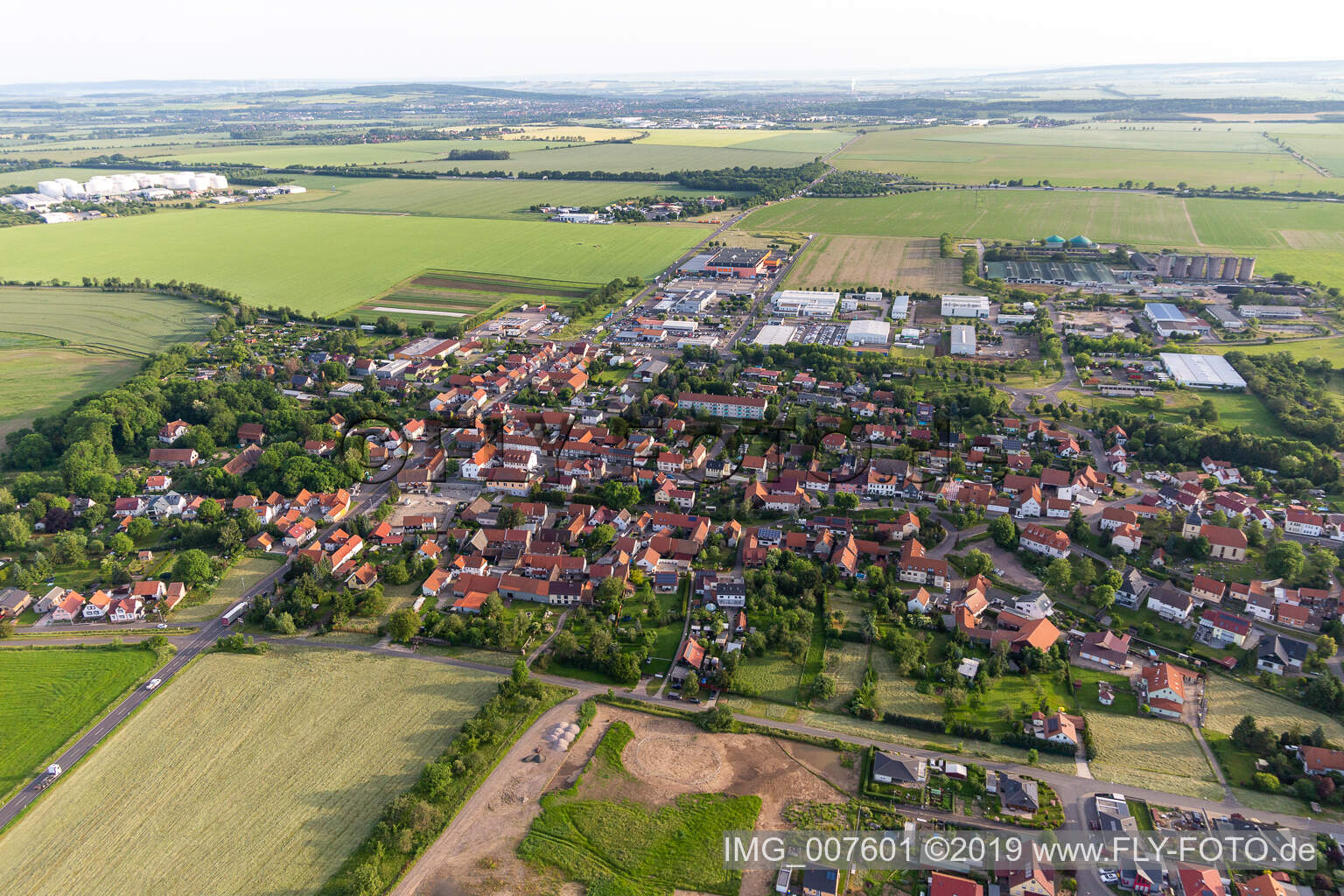 Ortsansicht der Straßen und Häuser der Wohngebiete in Schwabhausen im Bundesland Thüringen, Deutschland