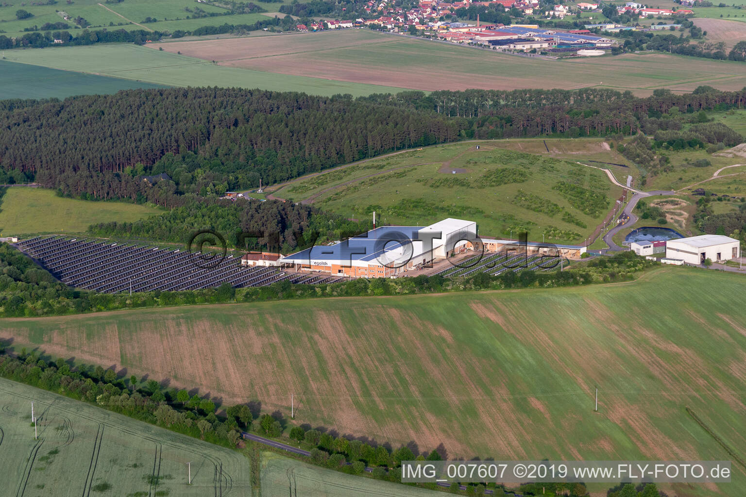 Photovoltaikfeld. Kommunaler Abfallservice in Wipperoda im Bundesland Thüringen, Deutschland